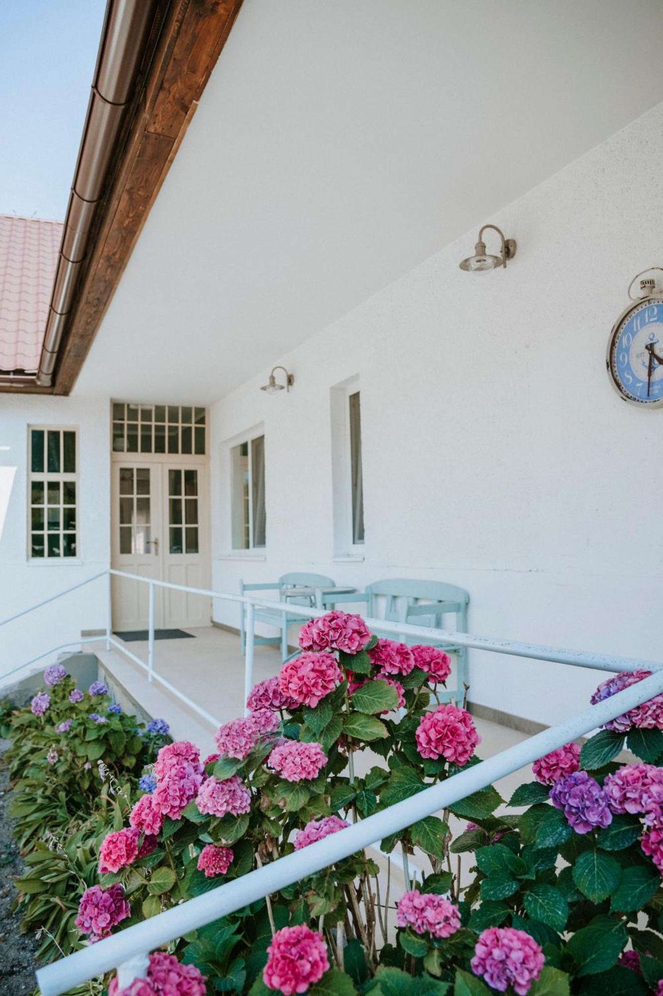 Ako Doma Hotel Poltar ภายนอก รูปภาพ