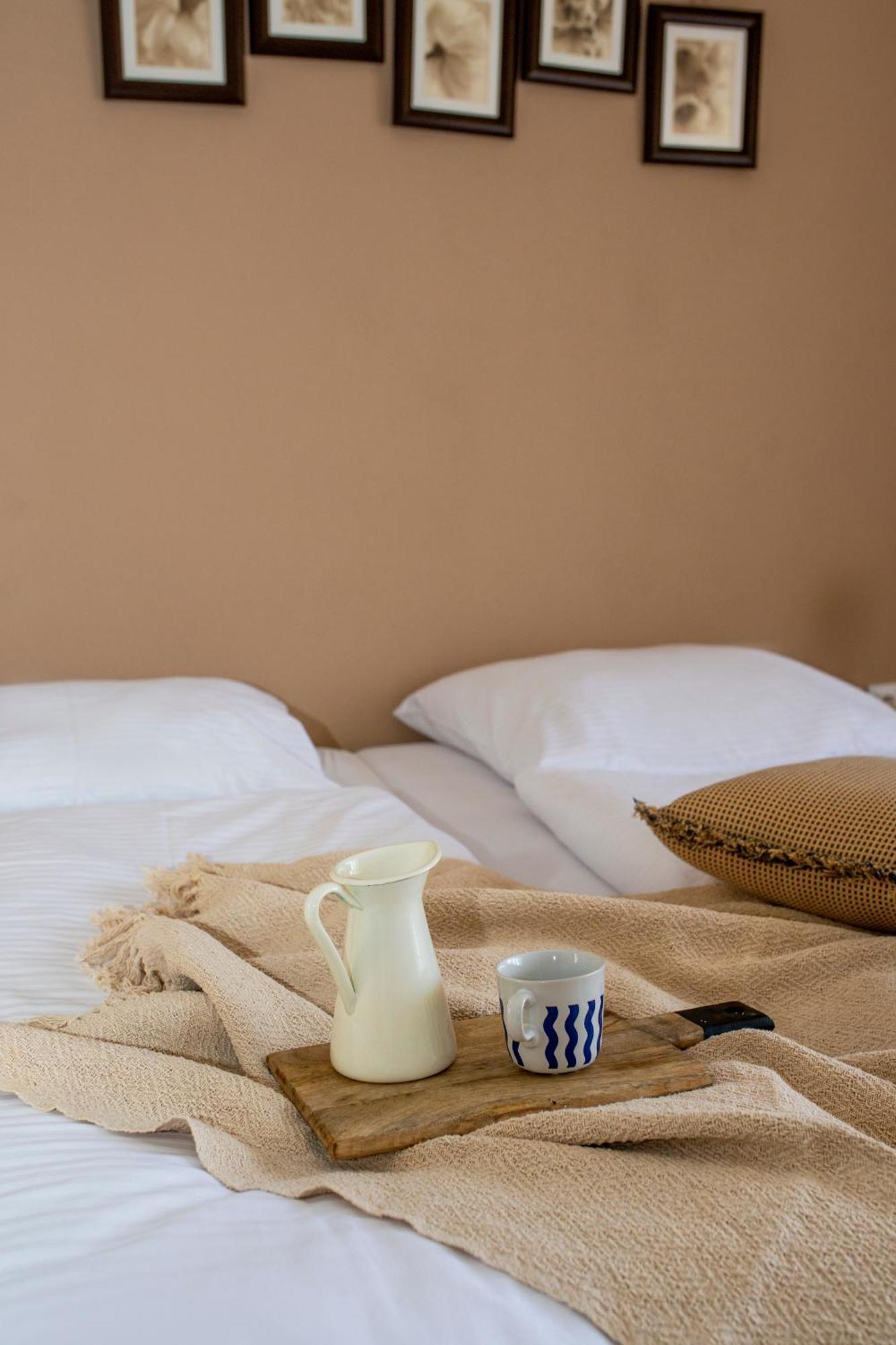 Ako Doma Hotel Poltar ภายนอก รูปภาพ