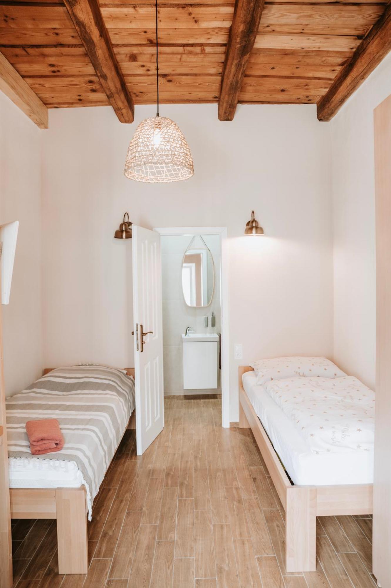 Ako Doma Hotel Poltar ภายนอก รูปภาพ